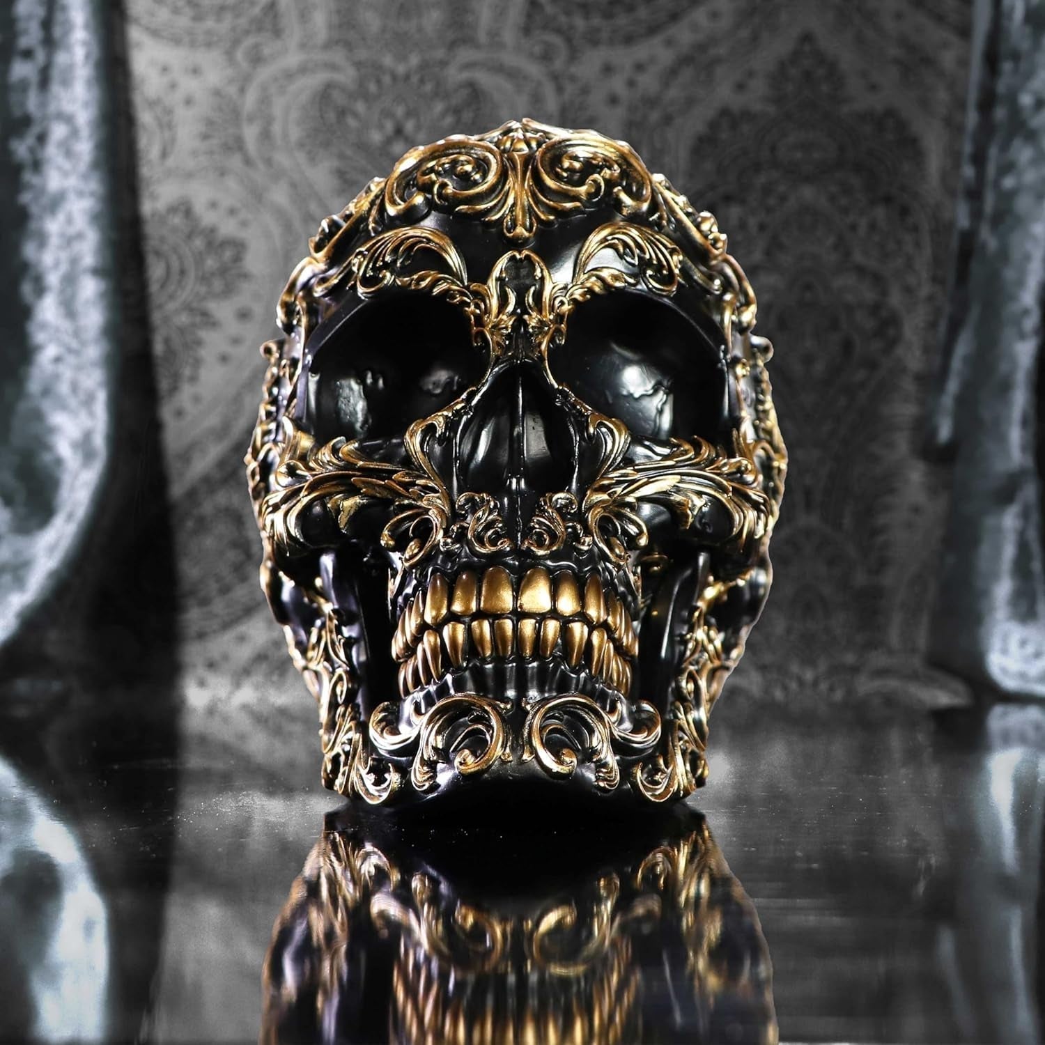 Crâne Renaissance, 19 cm, résine, noir et or, motif baroque doré, ornement crâne noir, décoration gothique, coulé dans la meilleure résine synthétique, peint à la main par des experts Statuettes et sculptures Naty Shop