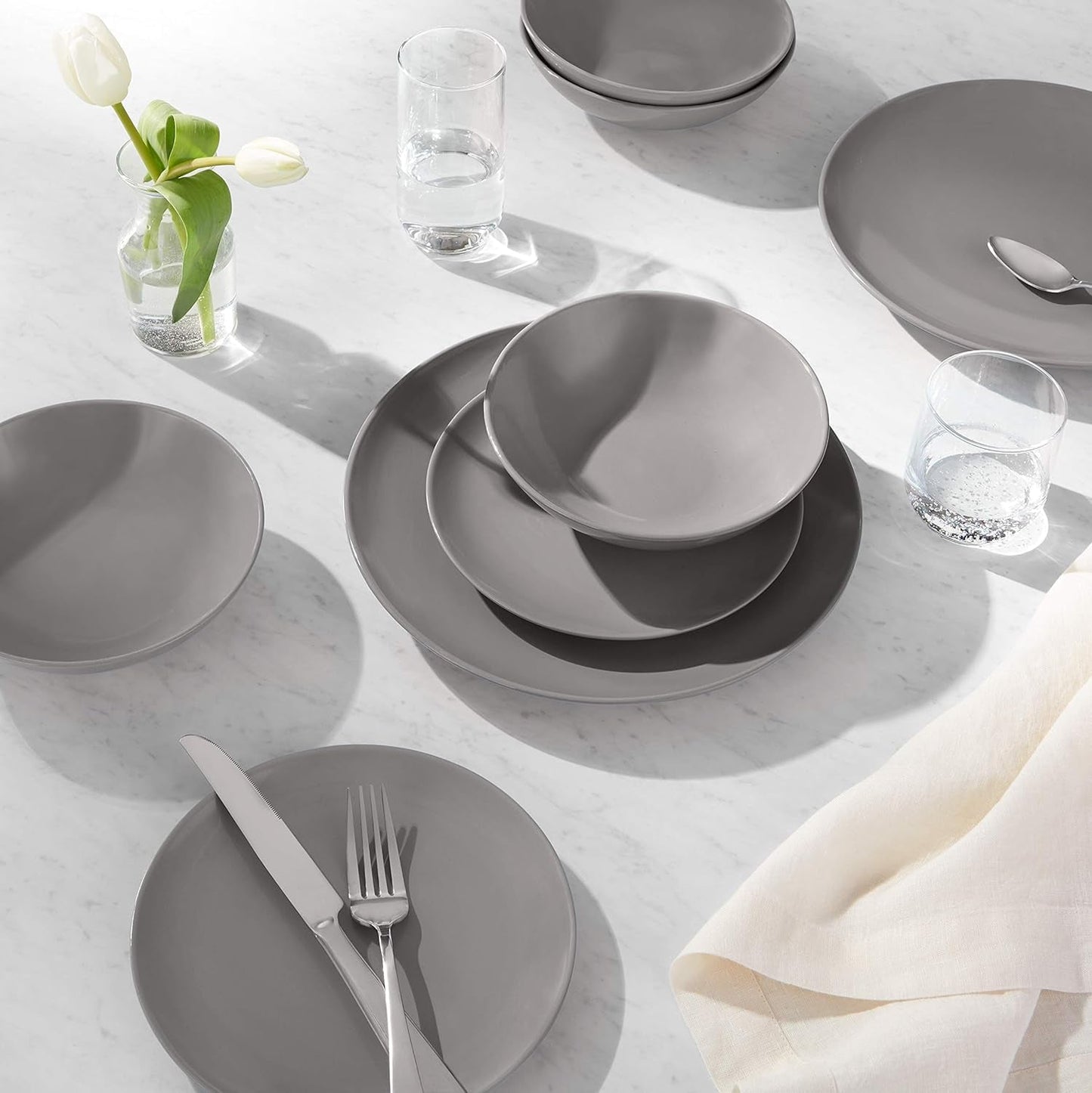 Amazon Basics Service de table en grès, 18 pièces, gris fumé, 6 services