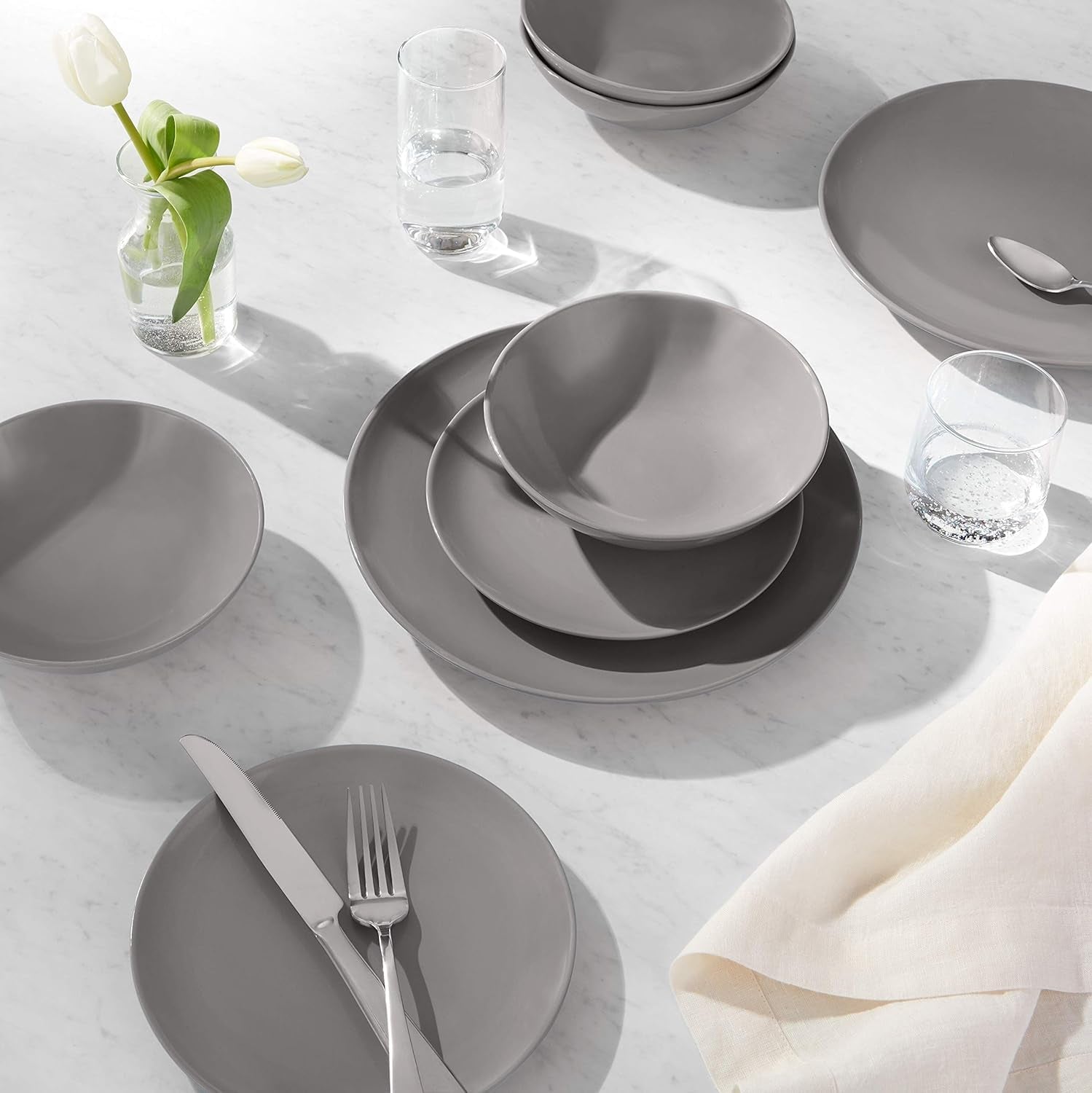 Amazon Basics Service de table en grès, 18 pièces, gris fumé, 6 services