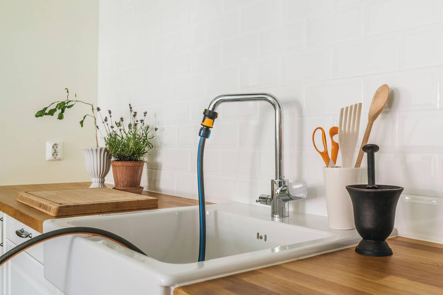 Fiskars L Tuyau d'eau, Protection UV, Testé sous pression, Rigidité en torsion 4 (sur 5), 30 m, Ø 1,3 cm (1/2"), 4,2 kg, Noir/Orange/Bleu, 1027105