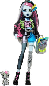 Poupée Monster High Frankie Stein en veste en jean et short, comprend également son chiot Watzie et des accessoires tels qu'un sac à dos, une collation et un cahier, HXH73