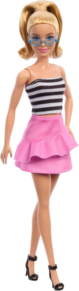 Poupée Barbie Fashionistas no. 213 Blonde en haut rayé, jupe rose et lunettes de soleil 65e anniversaire Poupée de collection HRH11 Naty Shop Dolls Titre par défaut