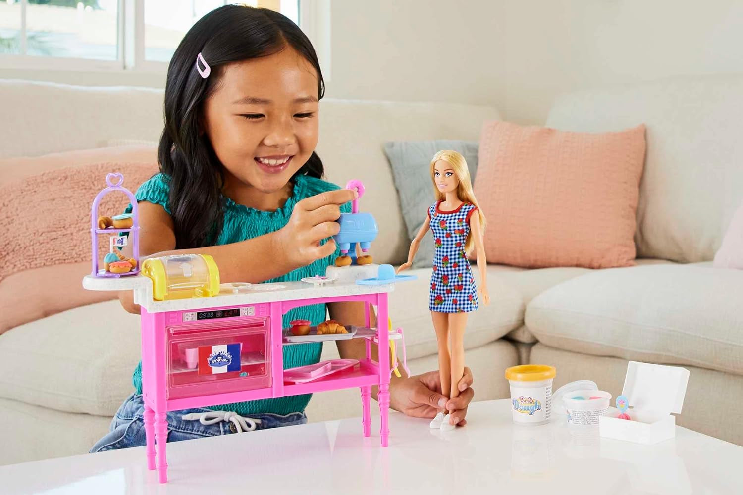 Poupée Barbie Malibu Roberts et ensemble de pâtisserie 18 pièces, comprenant de la pâte à modeler et des beignets, des croissants et des muffins, pour 3 ans et plus, HJY19