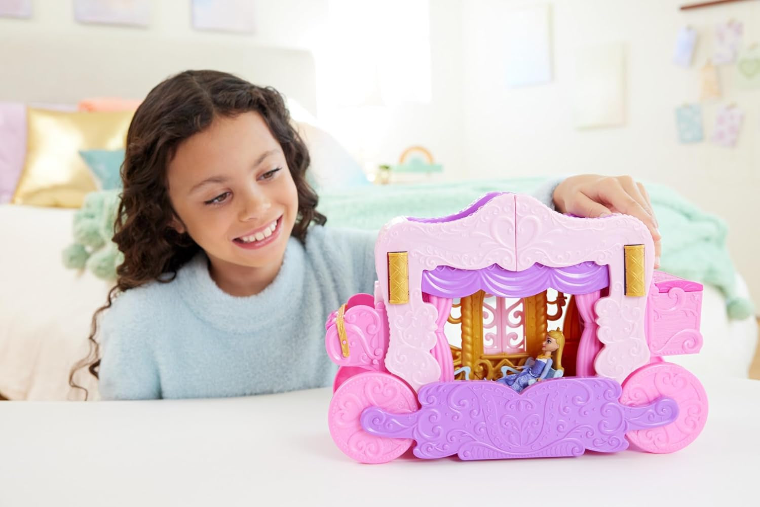 Mattel Disney Princess Transforming Playset Carriage to Castle avec poupée Little Aurora, 3 niveaux, 6 aires de jeu, 4 figurines, meubles et accessoires HWX17 Naty Shop Dolls