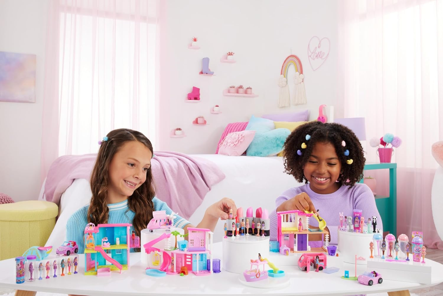 Mini BarbieLand Barbie Ensembles de poupée et de véhicules jouets, poupée de 1,5" et véhicule jouet surprise emblématique à changement de couleur, HYF40