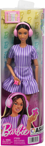 Poupée Barbie Fashionistas no. 245, poupée autiste avec robe rayée violette et accessoires comme fidget spinner, tablette et écouteurs, JJN58