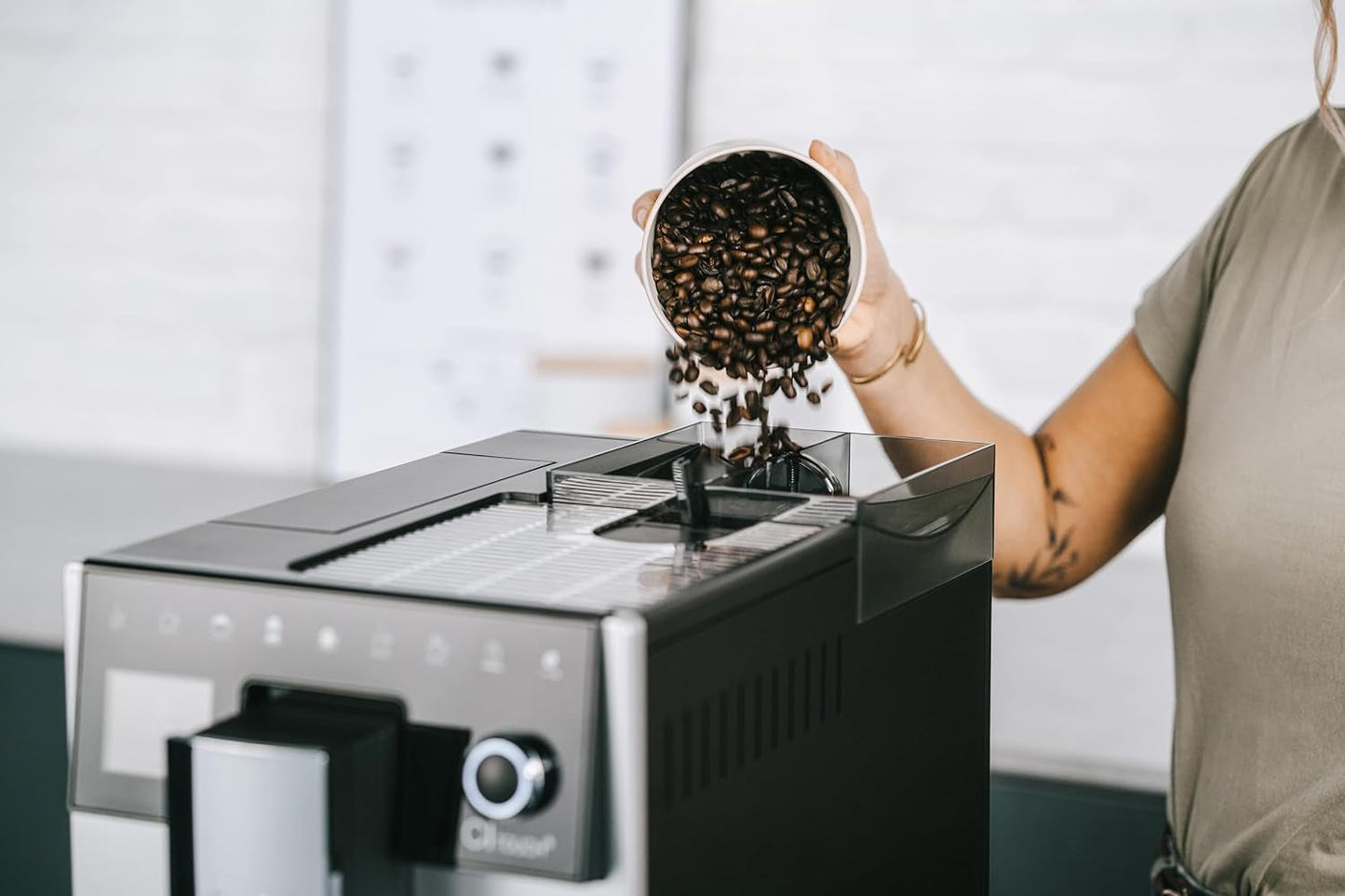 Melitta CI Touch - Machine à expresso entièrement automatique avec système de lait, machine à expresso avec moulin à café intégré et mousseur à lait, par ex. pour expresso ou cappuccino, argent