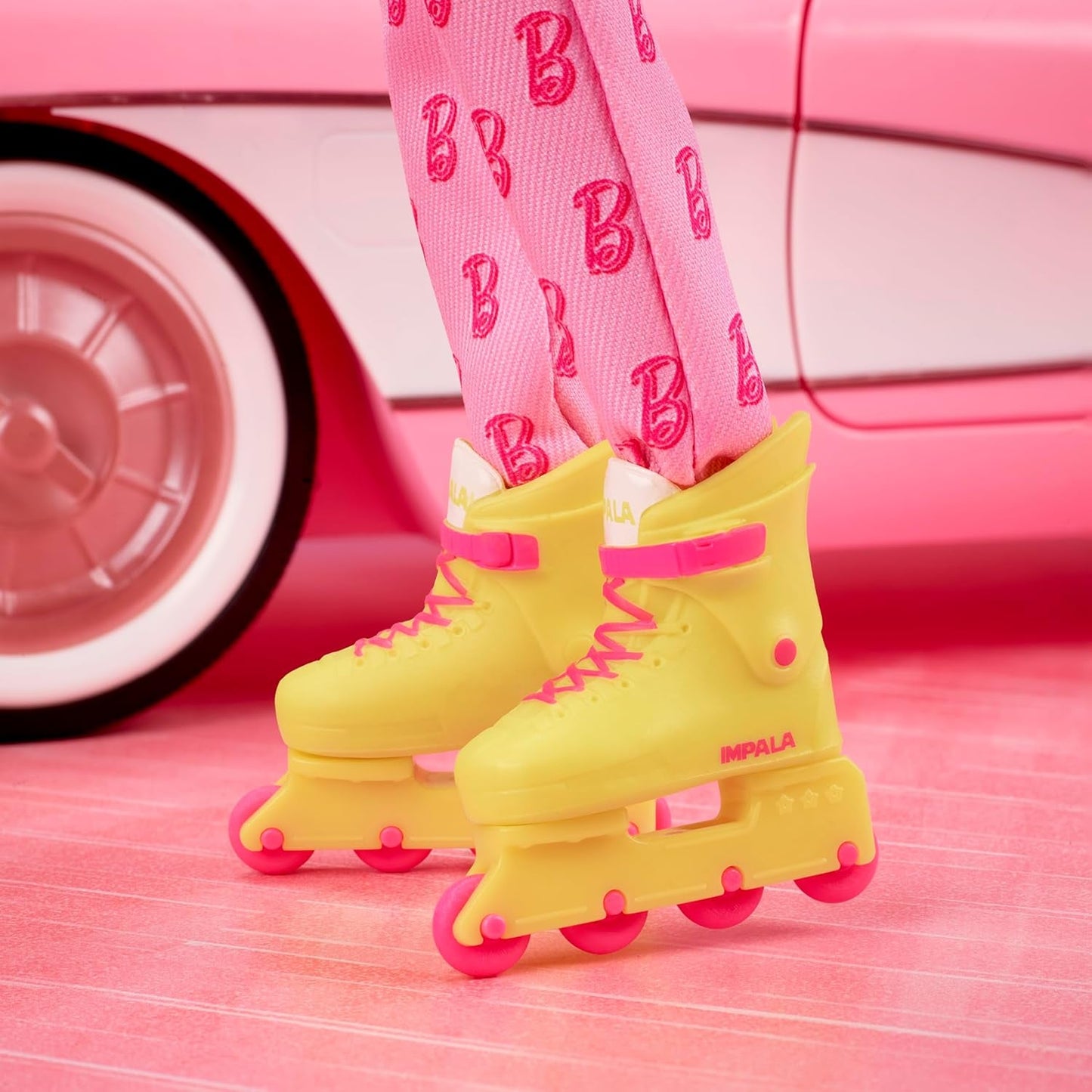 Barbie Le Film - Ken-Sammelpuppe, Ryan Gosling dans le rôle de Ken dans une combinaison rose avec impression "B", baskets blanches et bottes Inlineskates, JCP80