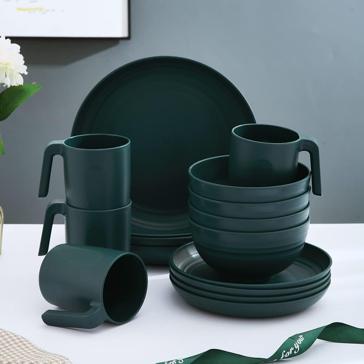 Service de table Kyraton en plastique incassable et réutilisable, composé de 16 pièces. Assiettes, tasses, bols et plats légers. Facile à transporter et à nettoyer. Sans BPA. Pour 4 personnes.