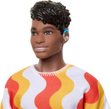 Barbie Fashionistas Ken poupée no. 220 Avec des bretelles et une forme de corps large dans une chemise amovible à motifs orange, un short et des sandales à plateforme, HRH23 Naty Shop Dolls