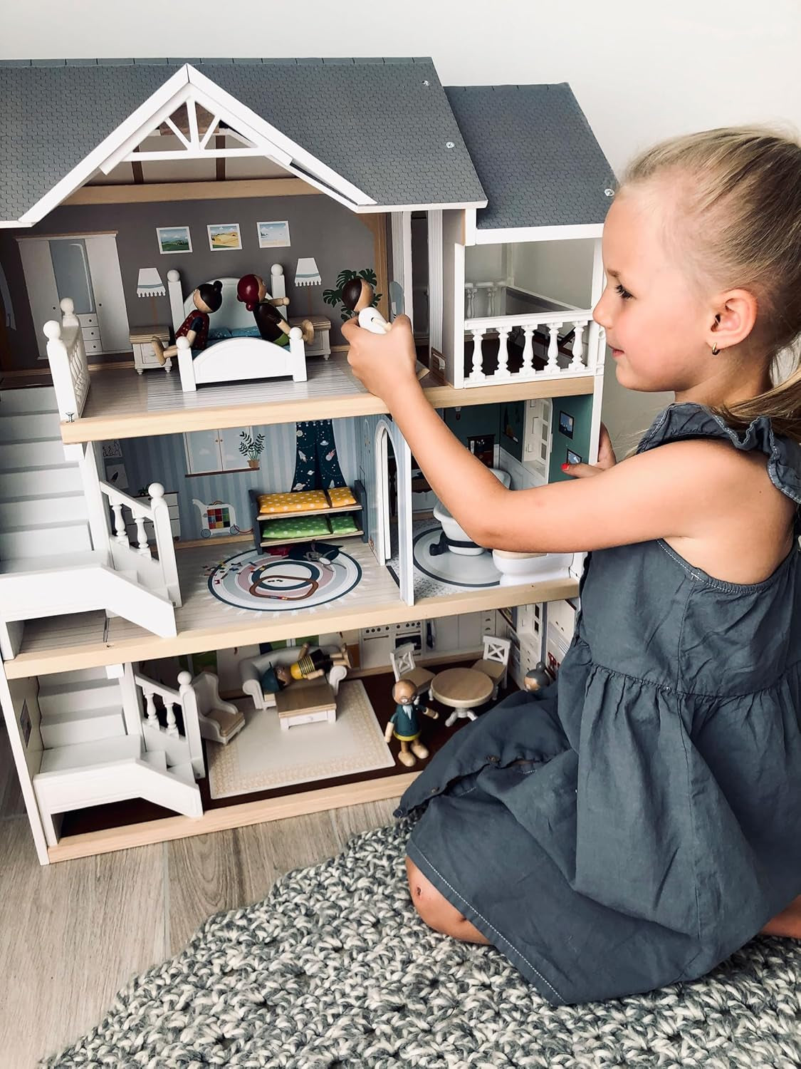 Small Foot Maison de poupée Maison de ville en bois à 3 étages avec façade ouverte et 12 meubles pour 3 ans et plus 11802 Maisons de poupée gris blanc Naty Shop
