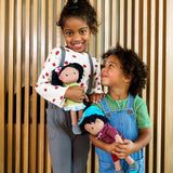 HABA 304576 - Poupée Cari, 30 cm, Poupée douce et en tissu pour enfants à partir de 18 mois, avec vêtements amovibles et cheveux longs