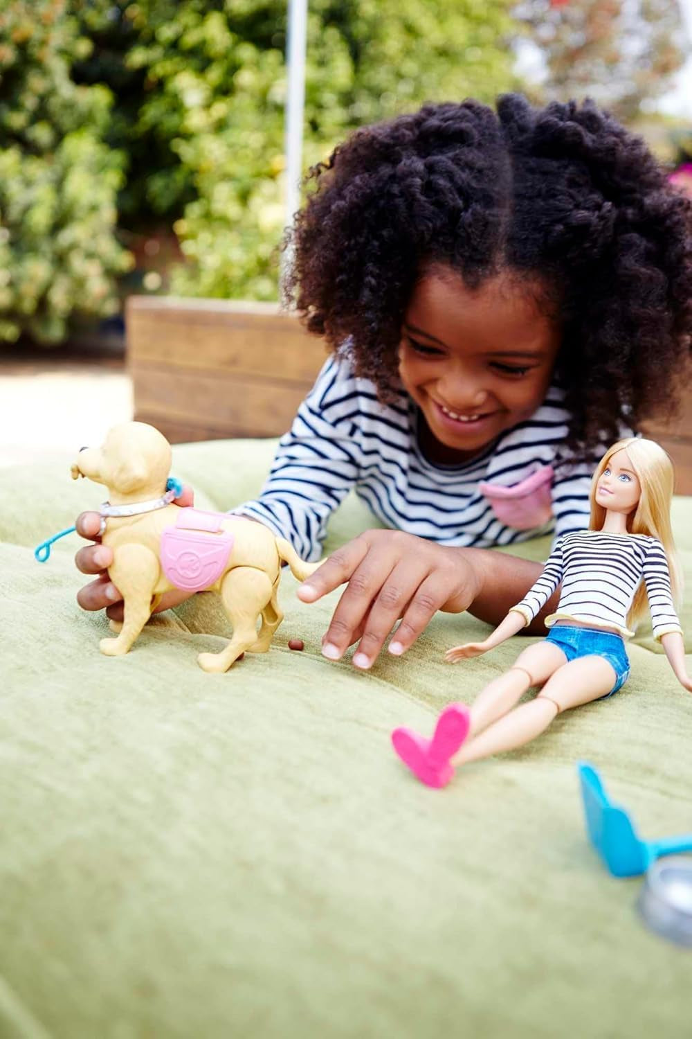 Poupée Barbie Walk and Potty, poupée blonde avec chien qui marche, cuillère à crottes, accessoires dont chien de poupée, cadeau pour enfants, jouet à partir de 3 ans, DWJ68