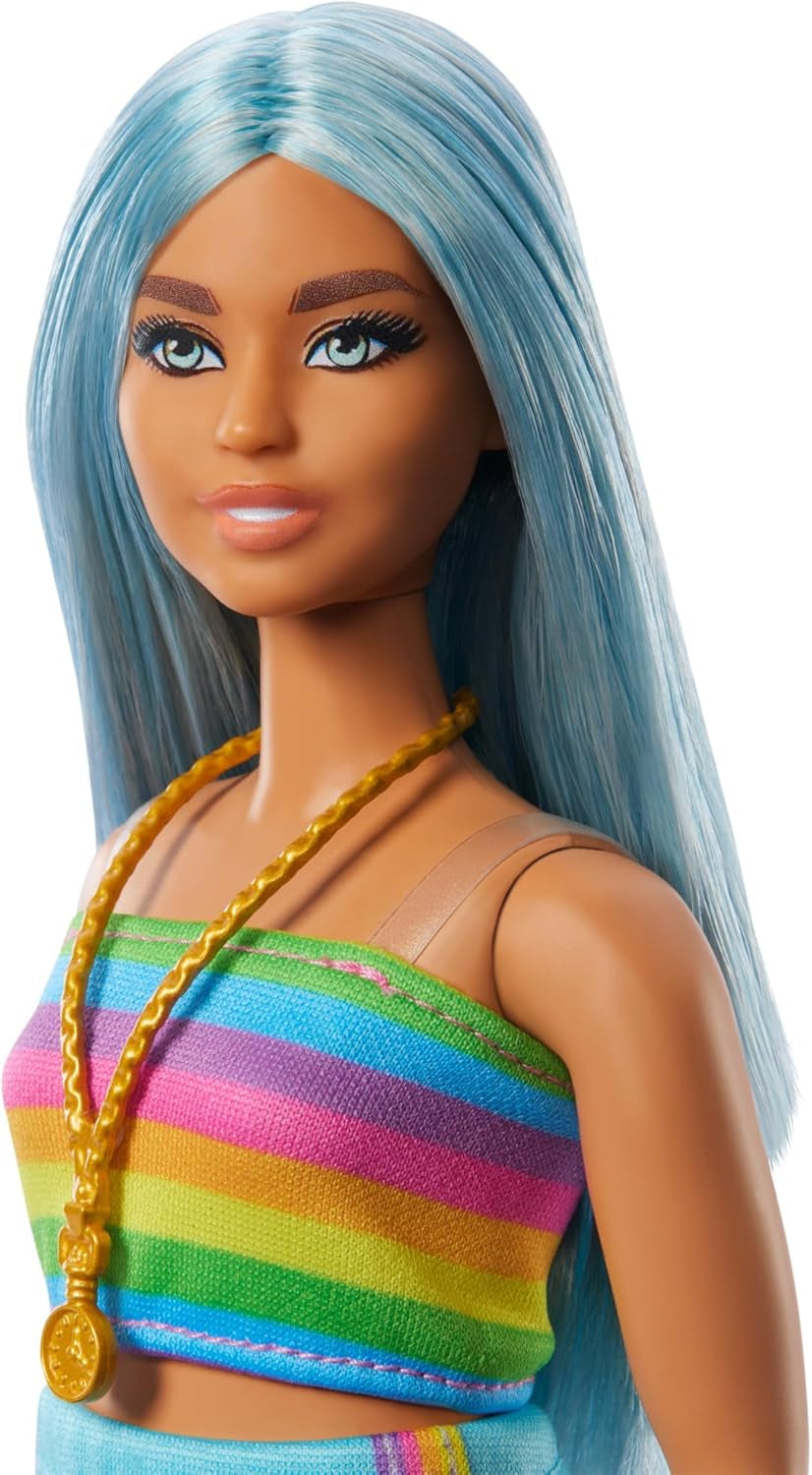Poupée Barbie Fashionistas no. 218 avec de longs cheveux bleus, un haut arc-en-ciel et une jupe turquoise, poupée de mode à collectionner pour le 65e anniversaire, HRH16 Naty Shop Dolls