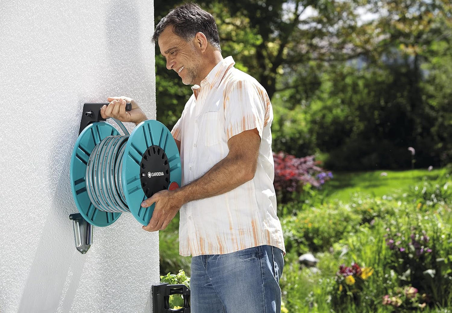 Enrouleur de tuyau mural Gardena Classic 60 avec enrouleur de guidage de tuyau : Pour un montage mural facile, avec système anti-goutte, raccord coudé, grande capacité, gain de place (2650-88)