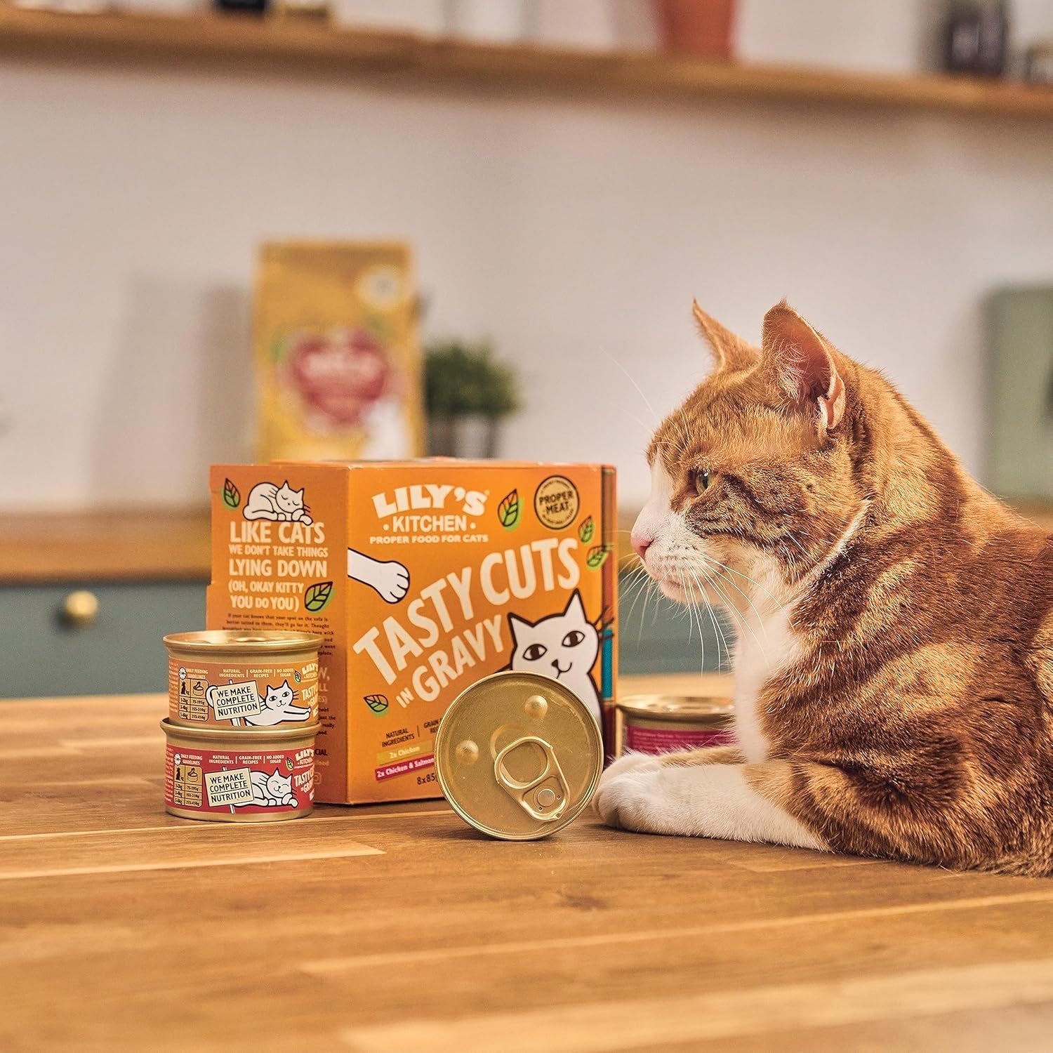 Lily's Kitchen Nourriture humide naturelle pour chats adultes, en conserve, morceaux savoureux dans une sauce au poulet, recette sans céréales (24 plateaux x 85 g)