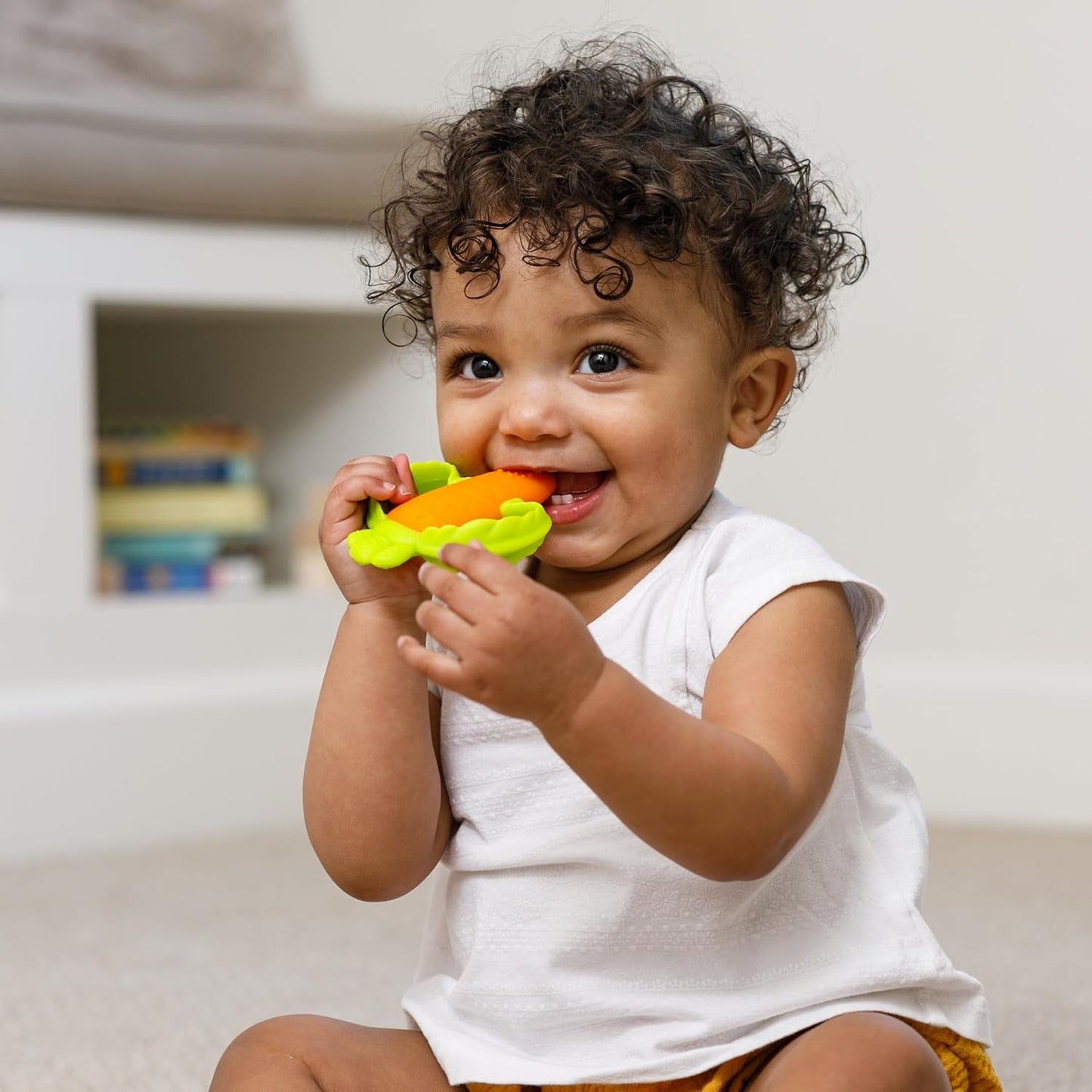 Infantino Lil' Nibbles, anneau de dentition en silicone texturé, jouet de dentition pour bébé sans BPA, doux, facile à tenir, stimulation sensorielle pour nourrissons, carotte