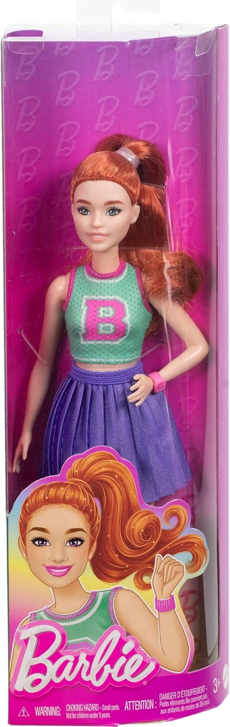 Poupée Barbie Fashionistas no. 232 aux cheveux roux, haut en jersey sport à imprimé B, jupe plissée violette, montre-bracelet et baskets, HYT90