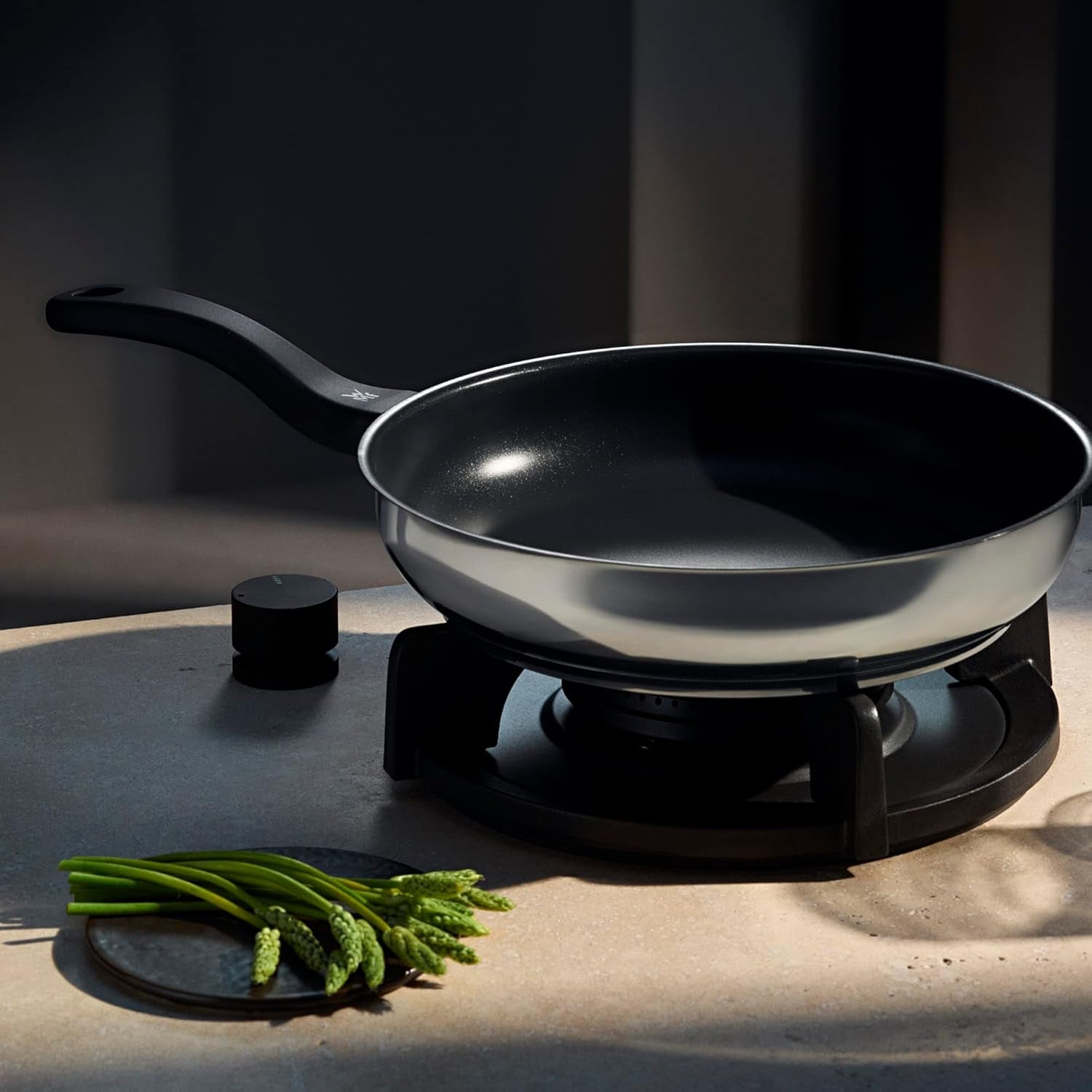 Poêle WMF Devil 28 cm, poêle à induction, acier inoxydable Cromargan, manche en plastique Casseroles et poêles Naty Shop