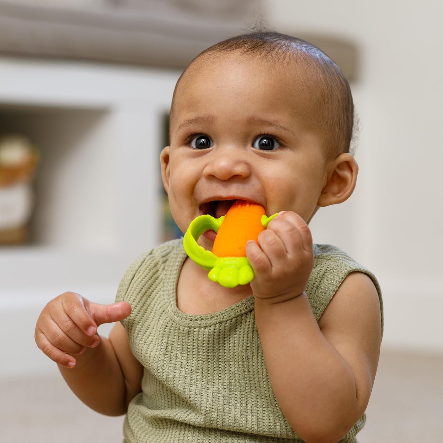 Infantino Lil' Nibbles, anneau de dentition en silicone texturé, jouet de dentition pour bébé sans BPA, doux, facile à tenir, stimulation sensorielle pour nourrissons, carotte