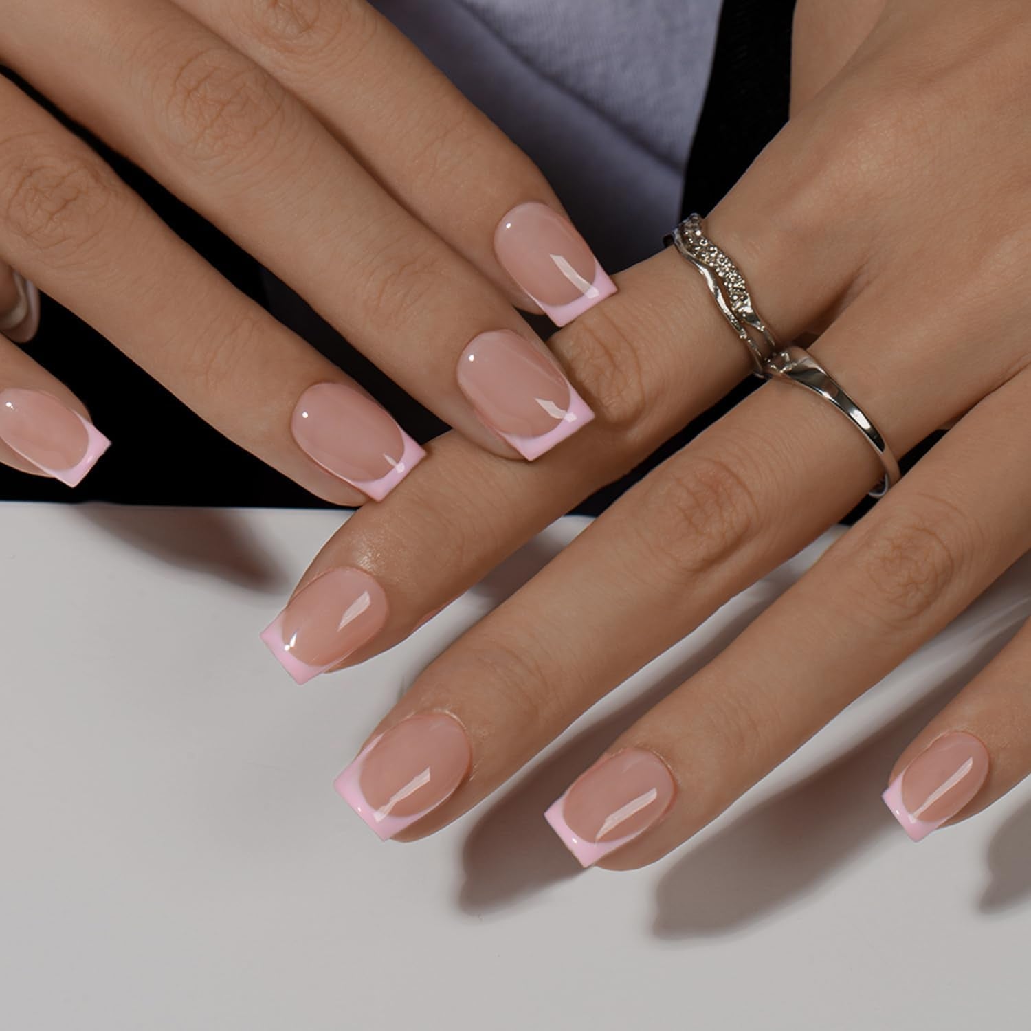 Faux ongles à pointe française courte – 30 pièces d'ongles noirs à coller sur des ongles carrés courts, faux ongles à pointe française avec colle, ensemble d'ongles artificiels carrés pour femme