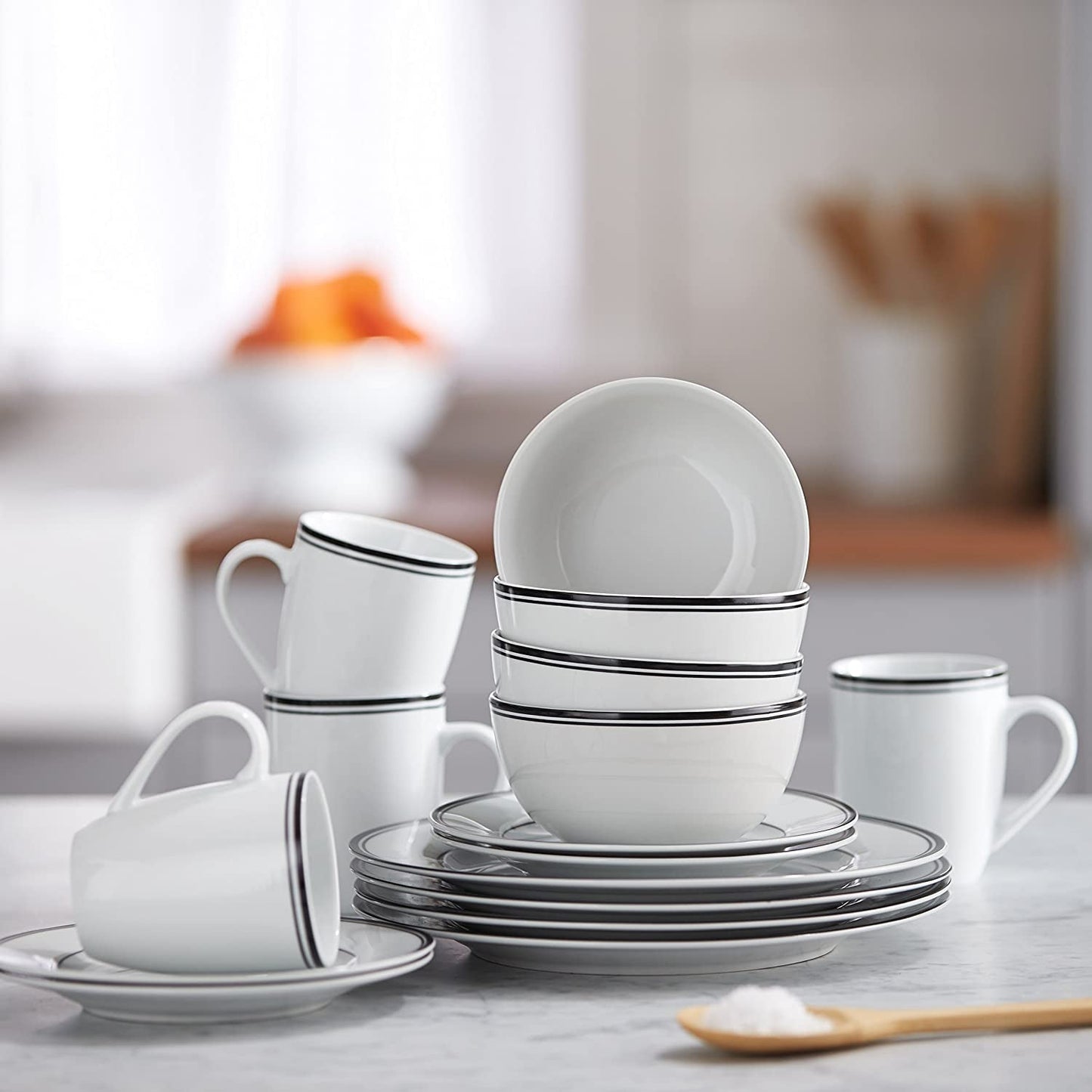 Amazon Basics Cafe Service de table 16 pièces à bord noir pour 4 personnes