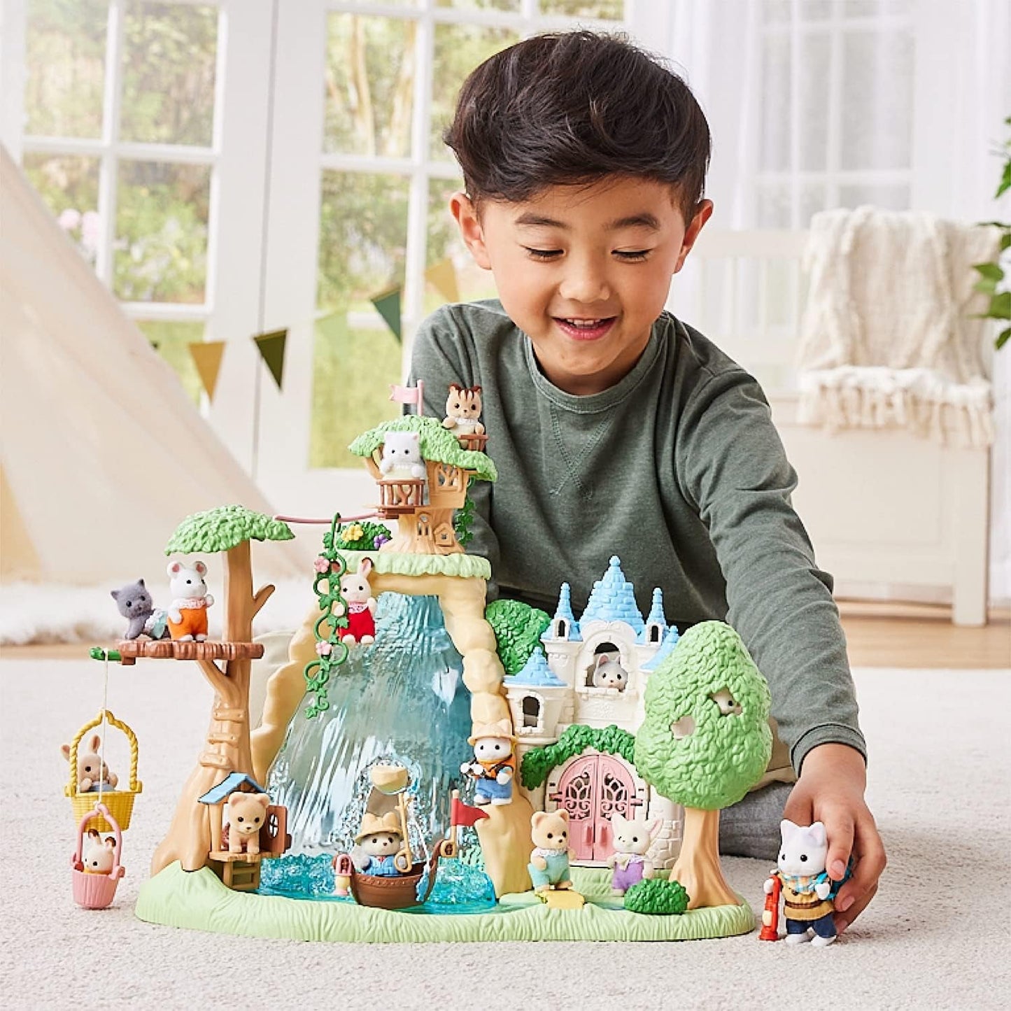 Sylvanian Families - 5763 Adventure Explorer - Ensemble avec deux figurines, père et bébé chaton au lait, figurine animale, jouet détaillé pour enfants à partir de 3 ans