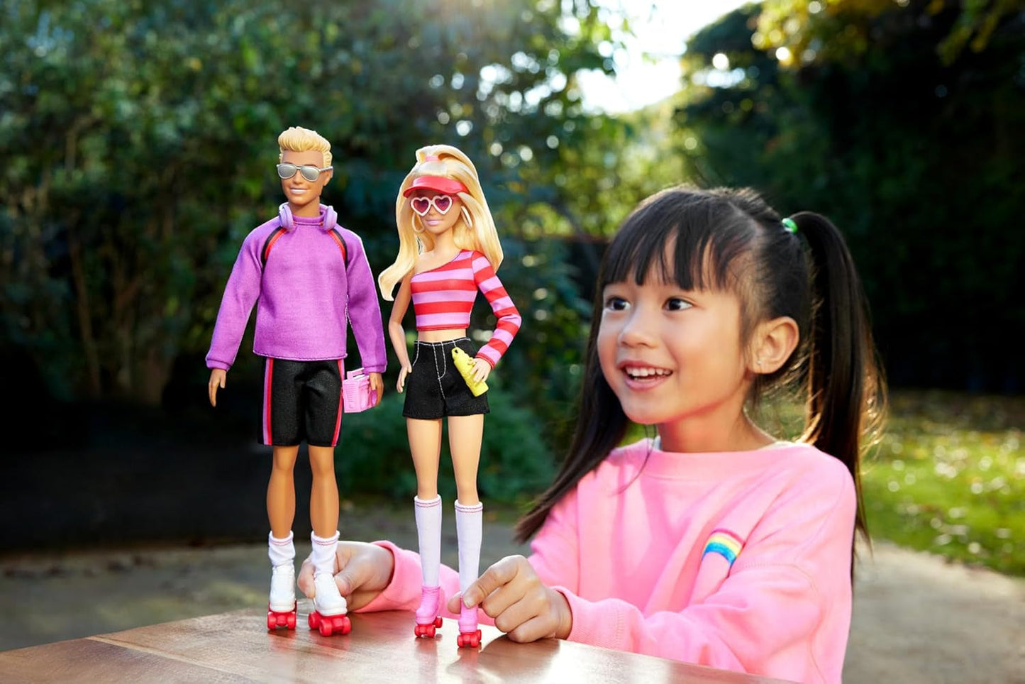 Barbie Fashionistas Coffret avec 2 poupées mannequins et 6 accessoires, poupées mannequin Barbie et Ken sur roulettes, figurines à collectionner du 65e anniversaire, poupées HXK90 Naty Shop