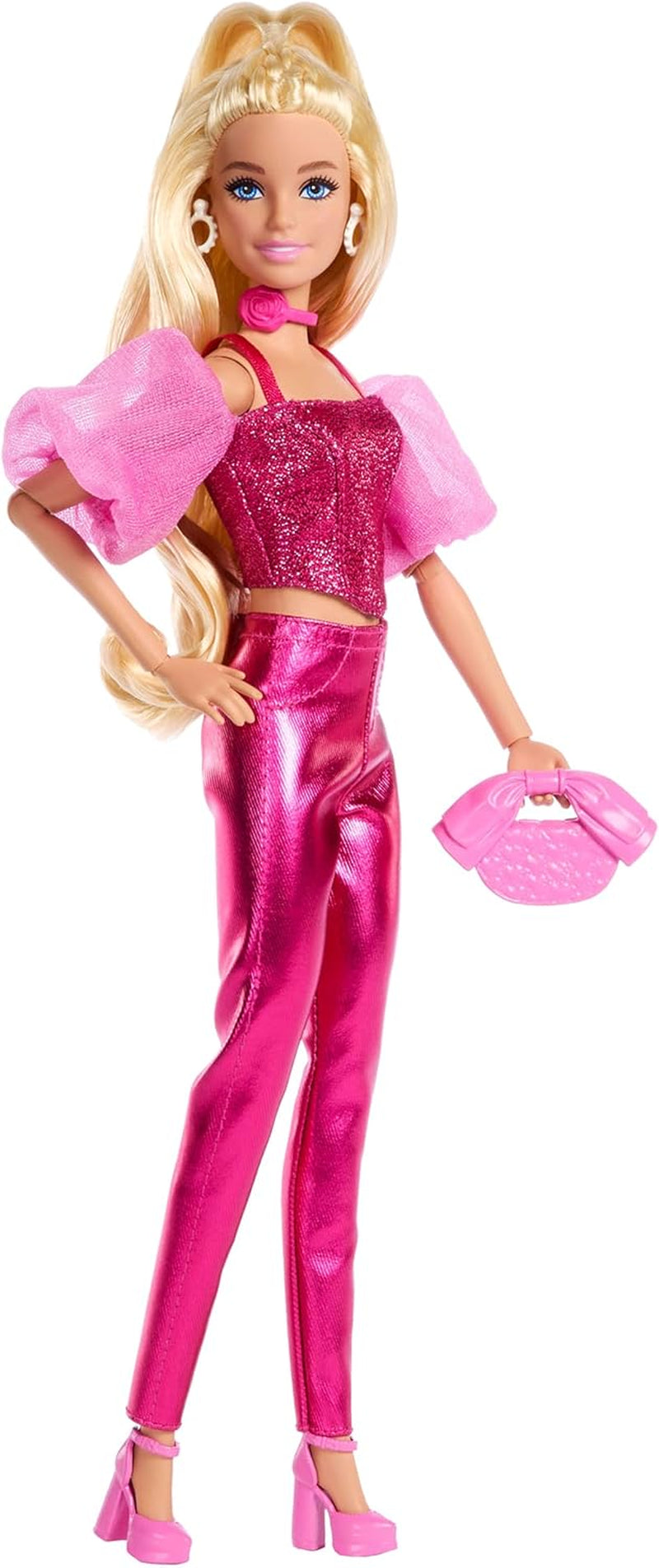 Poupée Barbie Deluxe Style #5 dans une tenue blonde rose métallisée avec un haut corsage scintillant et un pantalon scintillant, avec des accessoires dont un collier rose et un sac à main, JFP40
