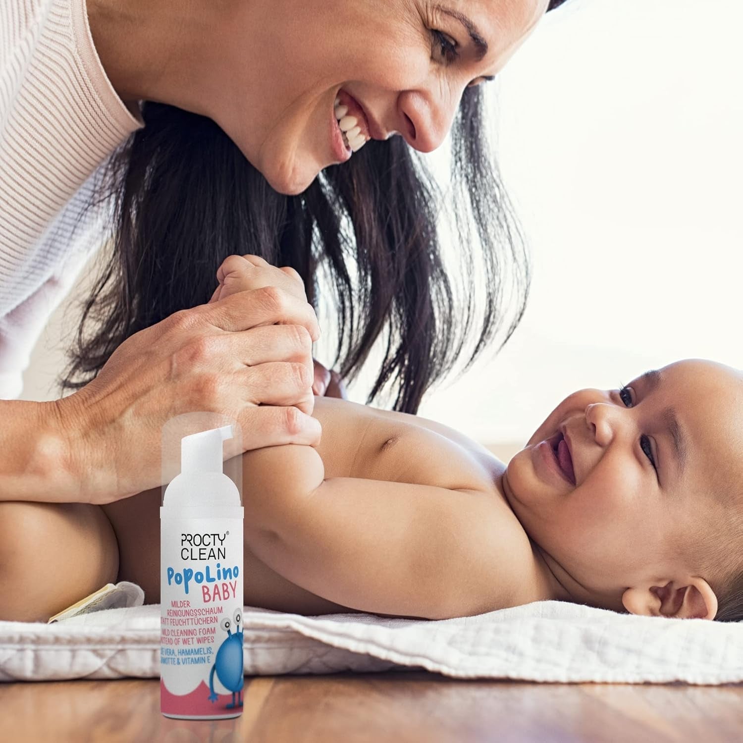 Mousse à fond souple PopoLino Baby au lieu de lingettes humides pour bébé. Mousse nettoyante cosmétique vegan et naturelle ! Mousse inférieure à l'aloe vera, à l'hamamélis, à la bergamote et à la vitamine E. Rend les fesses et l'environnement heureux.