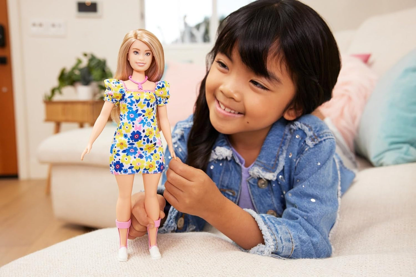 Barbie Fashionistas - développée avec la National Down Syndrome Society, cheveux blonds et tenue tendance avec une robe à fleurs et des baskets blanches, pour les enfants de 3 ans et plus, HJT05 Naty Shop Dolls