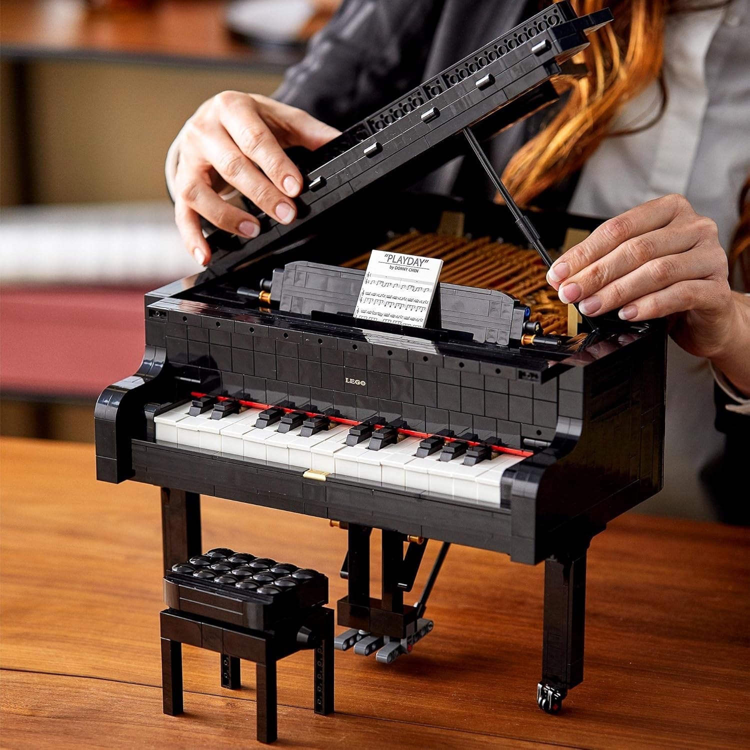 Piano à queue de concert LEGO Ideas (21323) ; Jeu de construction ; Votre propre piano de concert ; Grand projet de modélisation pour le talentueux pianiste, musicien, mélomane ou amateur (3 662 pièces) Jeux de construction Besuche dans le LEGO-Store