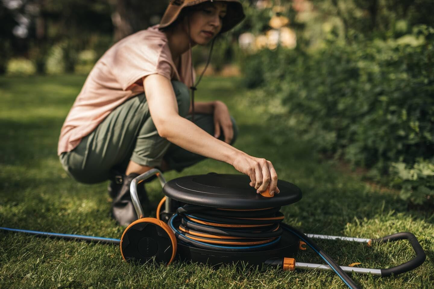 Roue hydraulique Fiskars Comfort L avec roulettes, kit d'arrosage tout compris, portée totale de 31,5 m, enroulement automatique, tuyau d'arrosage universel (Ø 13 mm), raccord de robinet universel, 1071670