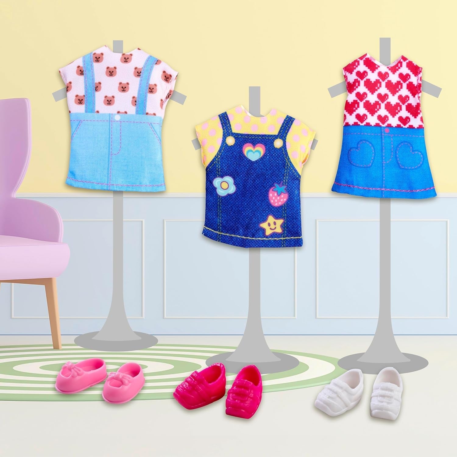 Poupée mannequin Simba Evi Love portant une jolie robe en jean, comprenant deux autres tenues avec d'adorables imprimés et des baskets, 12 cm, à partir de 3 ans