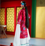 BARBIE Lunar New Year Barbie Puppe - Traditionnelles Kleid in glücksbringendem Rot mit Pfingstrosenmuster, cyanblaue Schuhe mit pinken Troddeln, inspirée de l'Opéra de Pékin, HRM57
