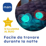 Sucette MAM 6+ mois (paquet de 2) MAM 6-16 mois brille dans le noir avec tétine en caoutchouc, paquet de 2 avec porte-tétine stérilisant, bleu clair/bleu clair