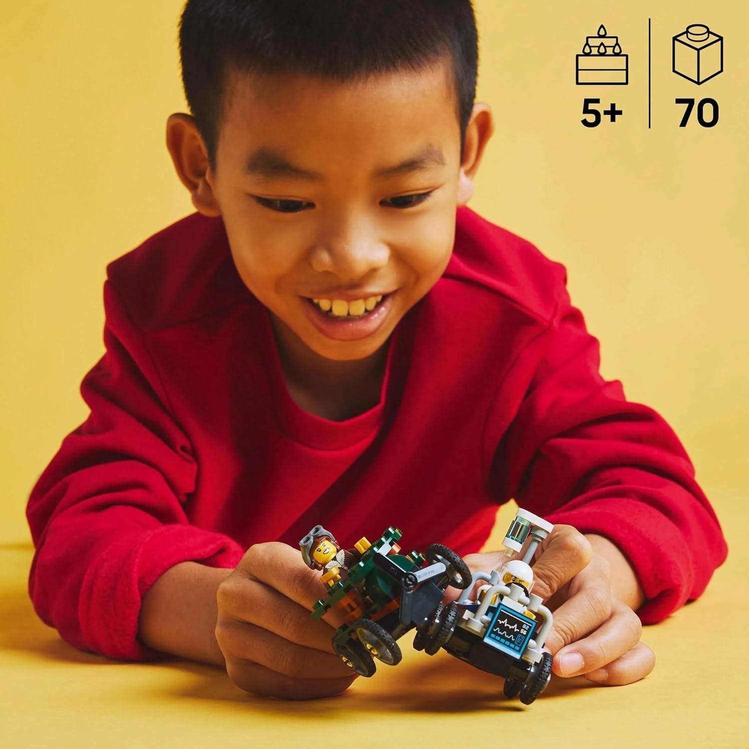 LEGO City Avion contre. Kit de voiture de course avec lit d'hôpital - Boîte à savon pour garçons et filles à partir de 5 ans - Jeu de construction avec 2 figurines - Cadeau d'anniversaire et de vacances 60459 Jeux de construction Besuche den LEGO-Store