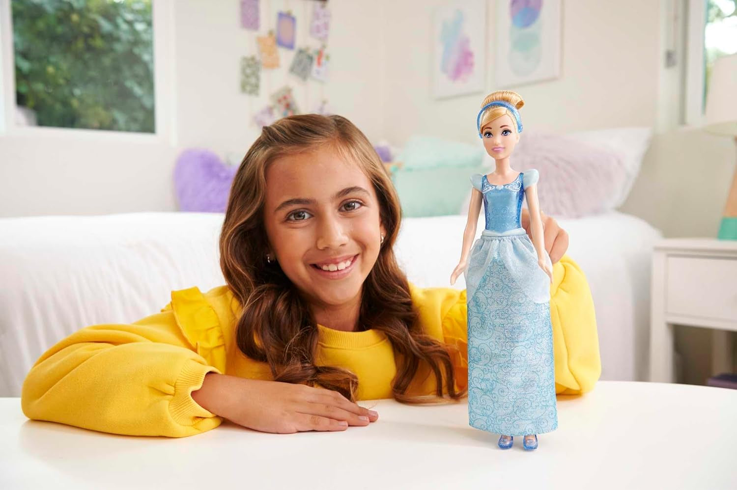 Mattel DISNEY Poupée mobile Princesse Cendrillon avec robe scintillante, chaussures amovibles et diadème, cheveux coiffables pour s'amuser en coiffure, 3 ans et plus, HLW06 Naty Shop Dolls
