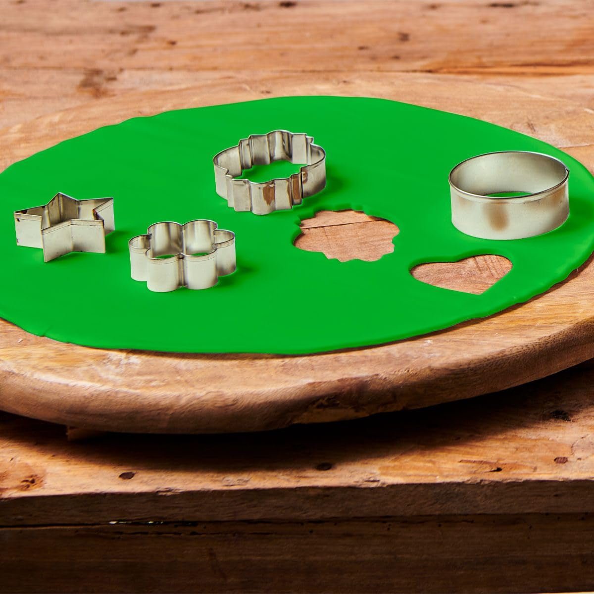 Disque Fondant Roulé FunCakes Spring Greens : Délicieux arôme vanille, déjà roulé, facile à utiliser, parfait pour décorer les gâteaux, 430g de Pâte à Sucre Naty Shop
