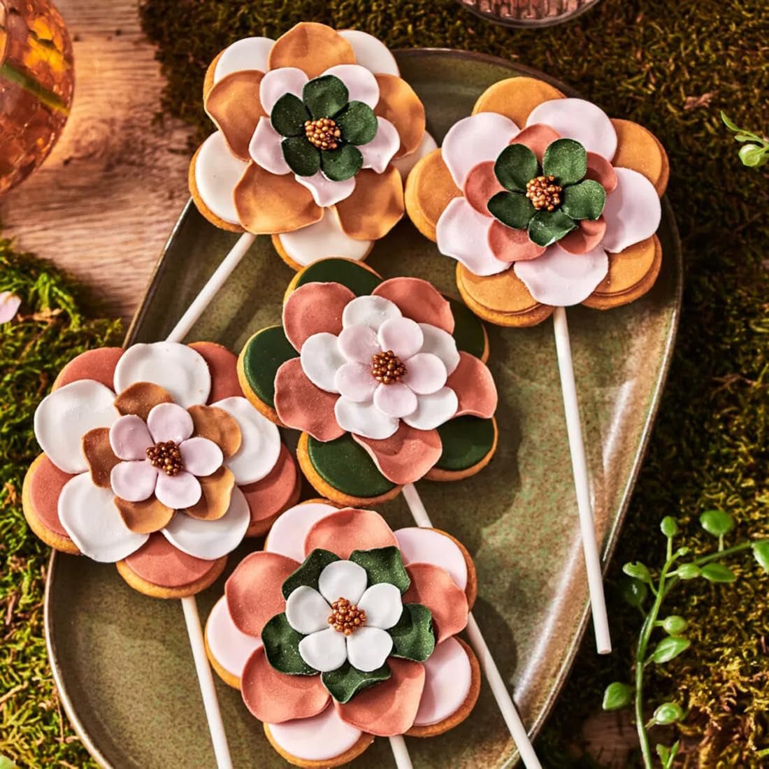 Fondant roulé à la rose chatoyante FunCakes : facile à utiliser, lisse, flexible, doux et malléable, parfait pour décorer des gâteaux, halal, casher et sans gluten. 250 g de pâte à sucre Naty Shop