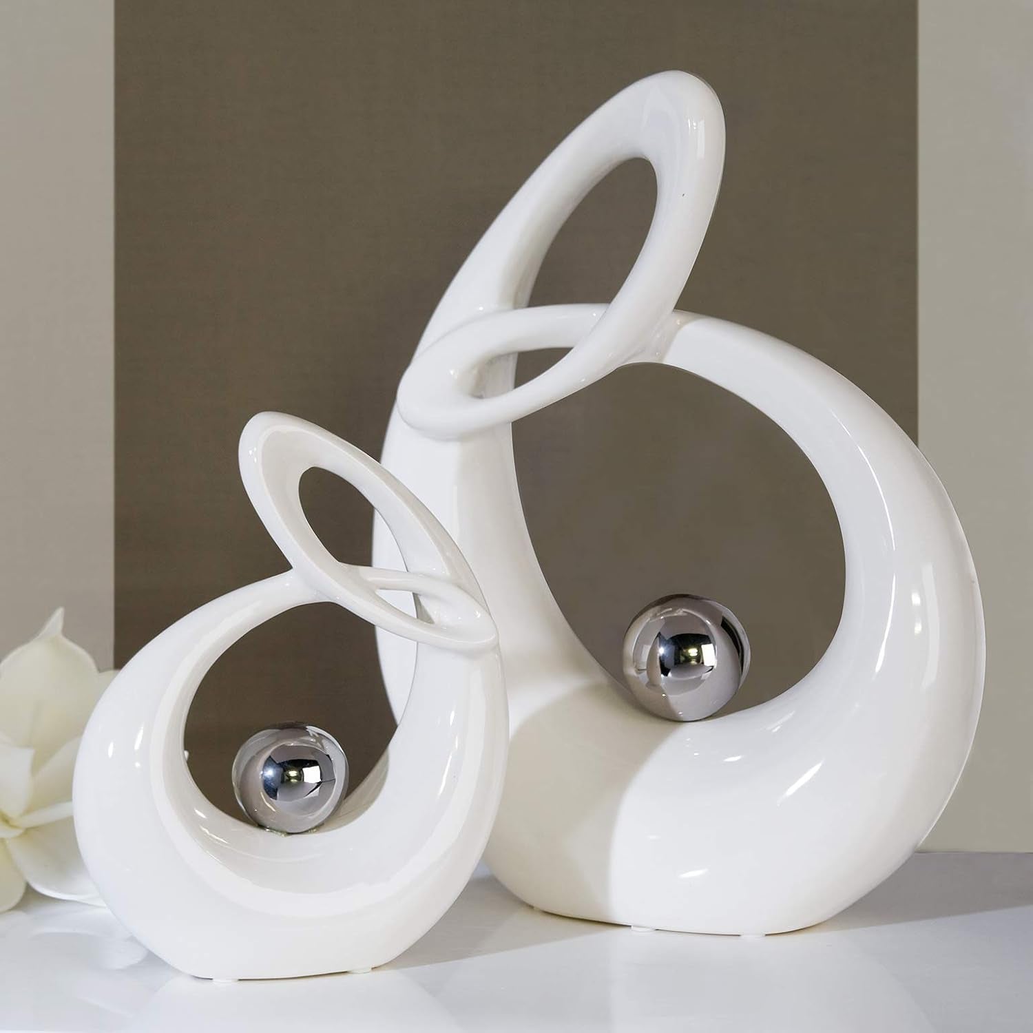 GILDE Sculpture décorative en céramique Life - figurine blanc émaillé blanc/argent avec boule argentée - hauteur 22 cm Statuettes et sculptures Naty Shop