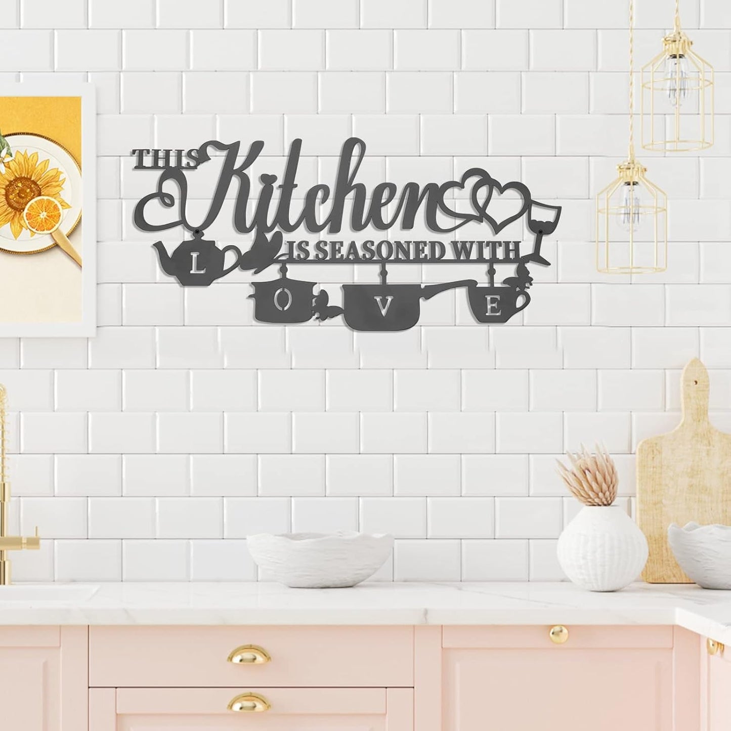 KHayRovies Décoration murale de cuisine en métal Cette cuisine est assaisonnée avec amour Plaque de nom de mot noir Lettres en fer rustiques Citations pour cuisine, ferme, salon Statues et sculptures Naty Shop