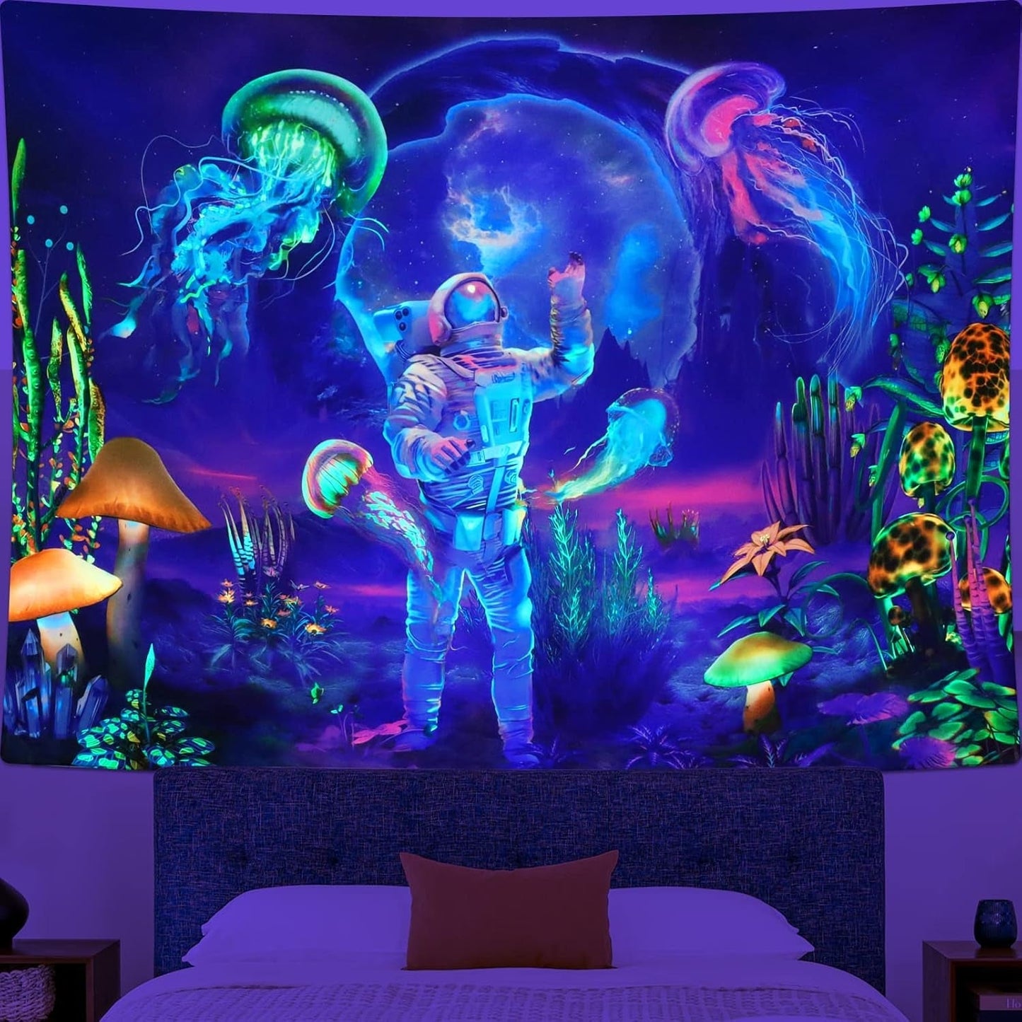 Tapisserie betylfoy lumière noire astronaute plantes réactives méduses Accueil - Accessoires et Décorations Naty Shop Astronautes 150L X 130B Cm